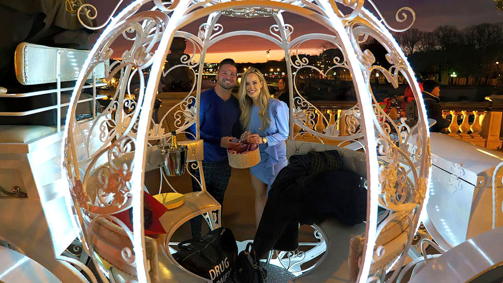 Carrosse de princesse à Paris avec deux amoureux souriant lors d'un coucher de soleil à Paris
