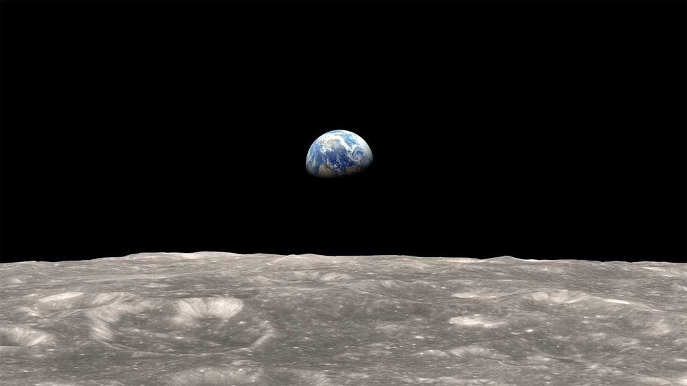 Croissant de Terre se levant derrière la lune et ses cratères