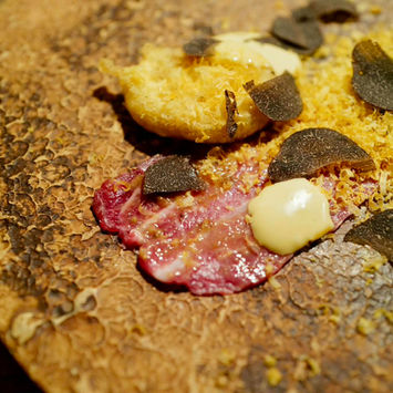 antica locanda MIYAMOTOで提供される草原あか牛プレミアムの薄切り一皿。赤身ながらジューシーな旨みが伝わる