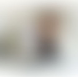 Stressmanagement im Arbeitsalltag: Frau mit Anzeichen von Erschöpfung und Nervensystem-Überlastung am Schreibtisch.