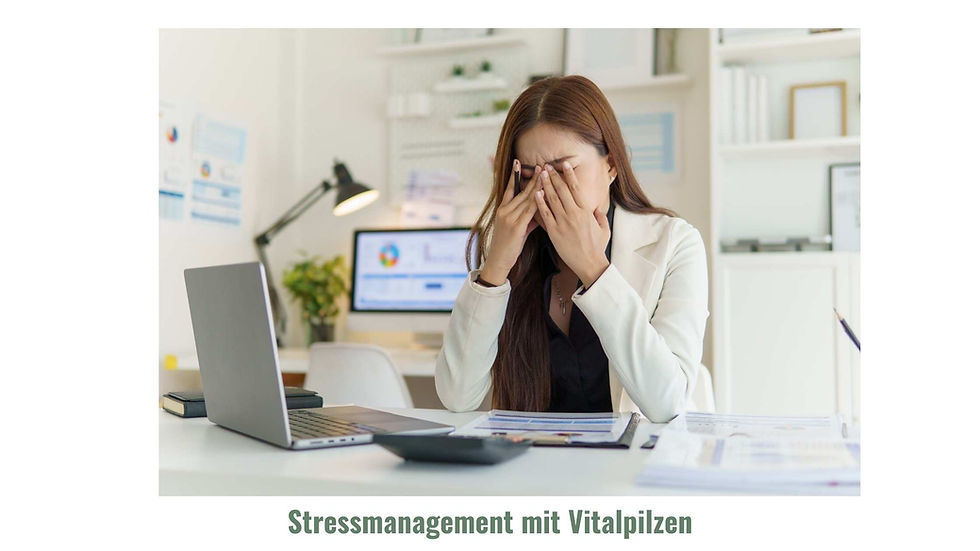 Stressmanagement im Arbeitsalltag: Frau mit Anzeichen von Erschöpfung und Nervensystem-Überlastung am Schreibtisch.