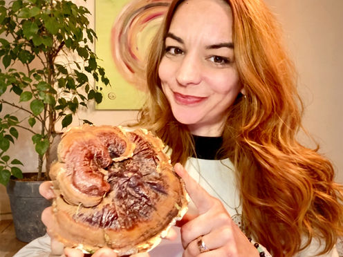Nika mit Reishi Pilz in der Hand Vitalpilze