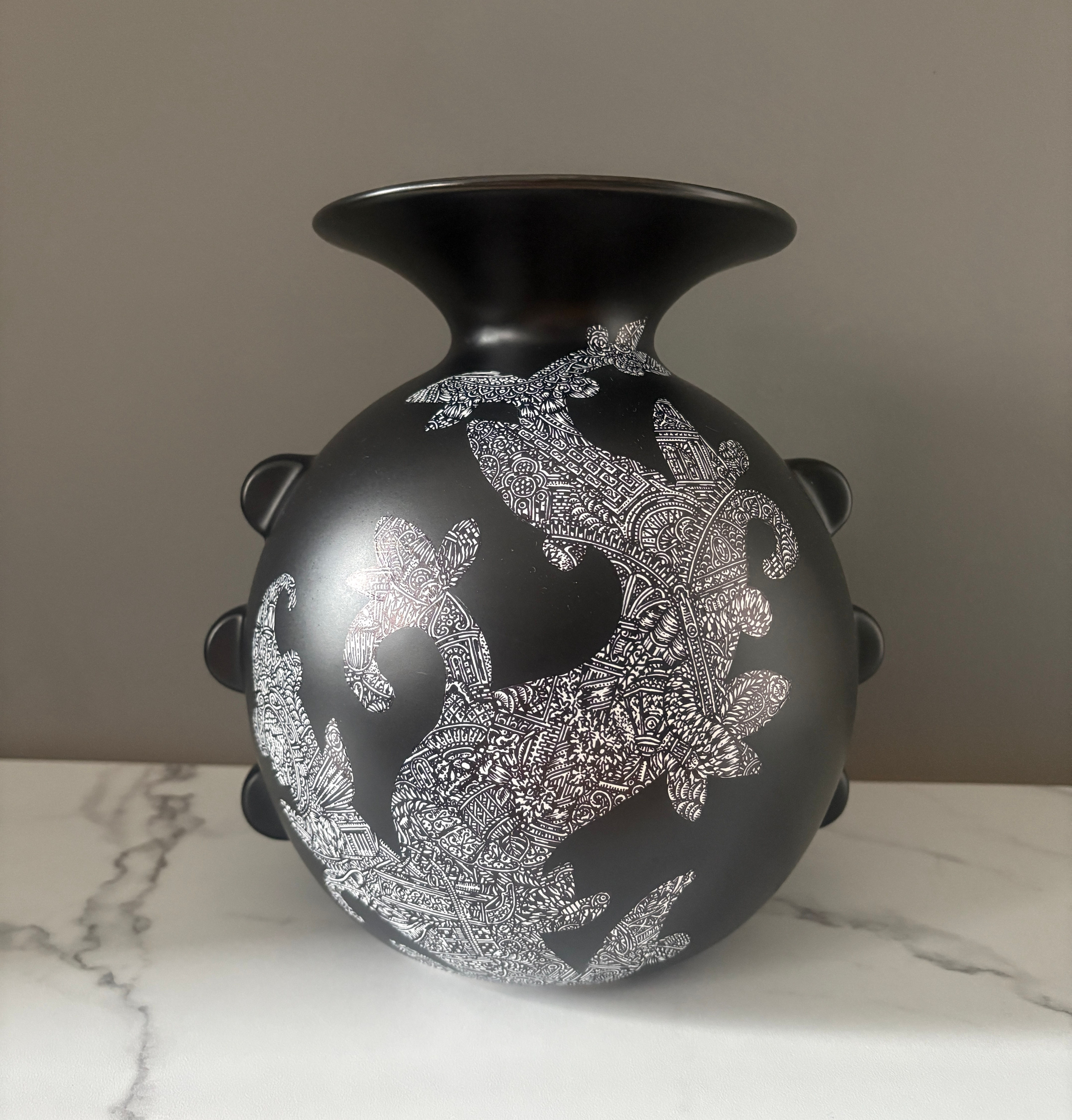 Life on Vase (Medium Black)