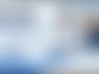Banner orizzontale in formato 16:9, illustrazione flat corporate con toni azzurro pastello e blu professionale su sfondo pulito. Al centro, un medico competente in camice bianco con stetoscopio è seduto a una scrivania insieme a una figura HR, entrambi intenti a esaminare un documento digitale che rappresenta il DVR aziendale su un tablet. Attorno alla scena sono disposte in modo ordinato piccole icone flat: un cuore/cervello a rappresentare il benessere mentale, un documento con lente d'ingrandimento per il DVR, un caschetto di sicurezza, una bilancia per le sanzioni normative e un badge/tessera per la patente a crediti. In alto, in caratteri grandi e ben leggibili, compare il titolo dell'articolo; in basso è presente un pulsante con la scritta "Leggi l'articolo". Nell'angolo in basso a destra la firma "Pietro Ponzoni – Medico del Lavoro".