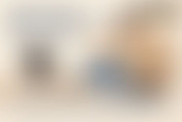 Tre lavoratori di diverse età e background collaborano davanti a un computer in un ambiente d’ufficio. Il focus è su un lavoratore anziano al centro, supportato da colleghi più giovani, simbolo di inclusione e valorizzazione dell’esperienza lavorativa nell’ambito della medicina del lavoro.