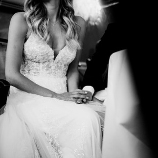 uthentische Hochzeitsfotos Münster: Christina und Philip feiern gemeinsam mit ihren Gästen auf Schloss Wilkinghege.