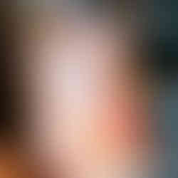 Hochzeitsdeko im Disney-Stil: Bunte Ballons und kreative Tischdeko in der Scheune des Millianshofs. Disney Bild