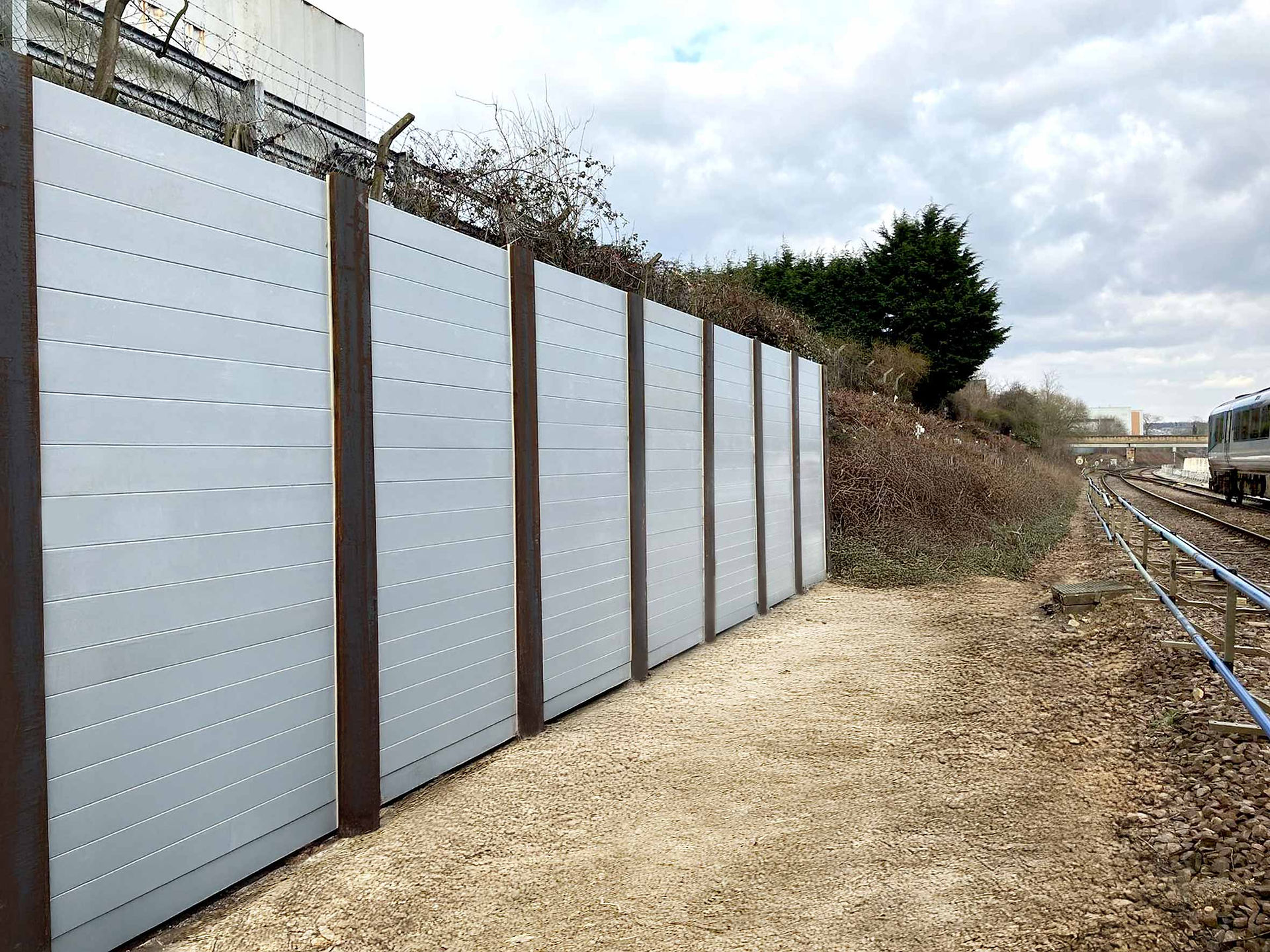 Retaining wall alongside a train track