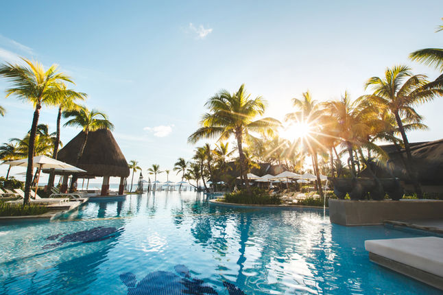 piscina-entre-palmeras-en-una-isla-tropical-2022-02-12-05-47-40-utc.jpg