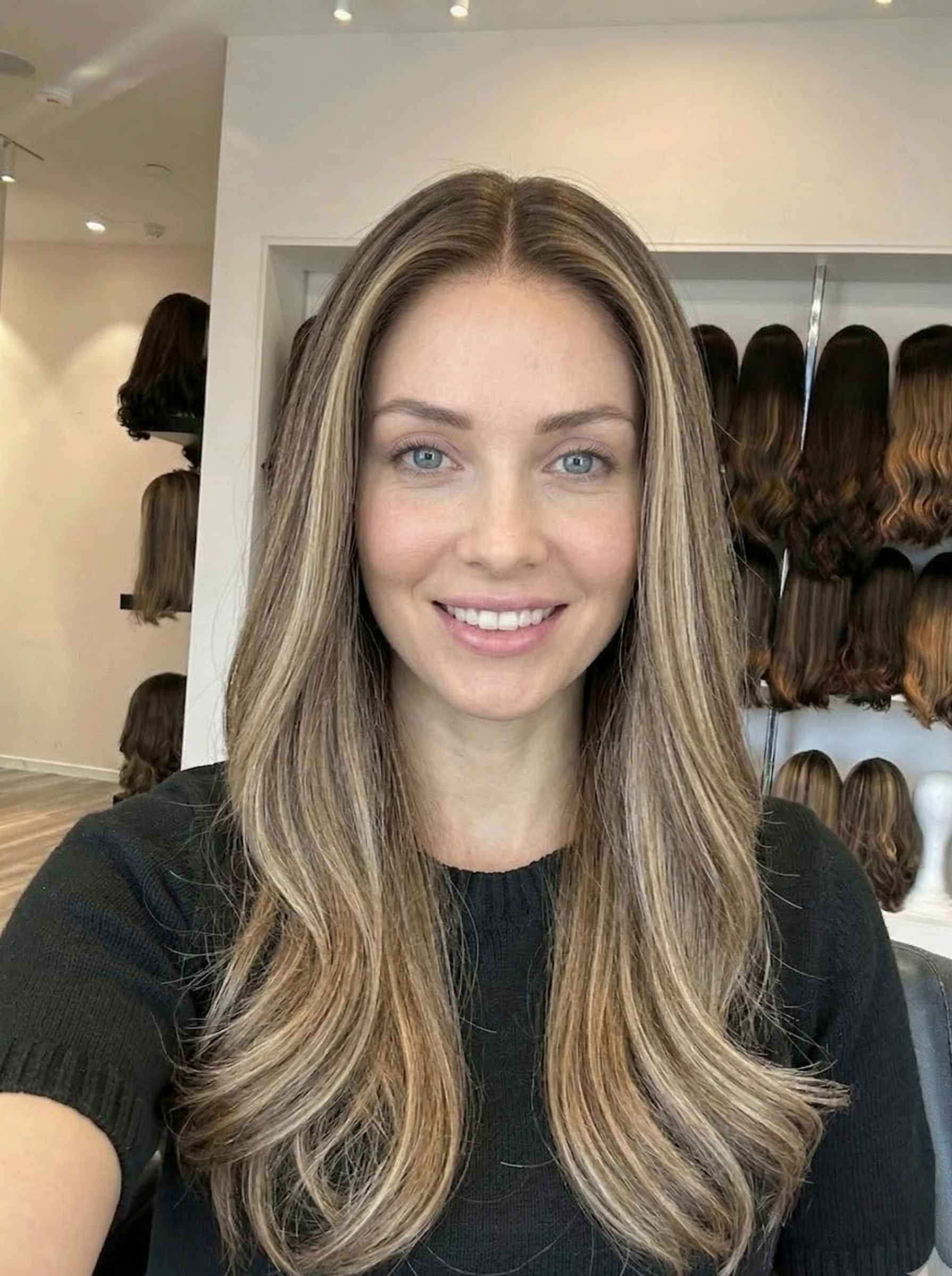 Волнистые парики с короткими прядями у корней волос.