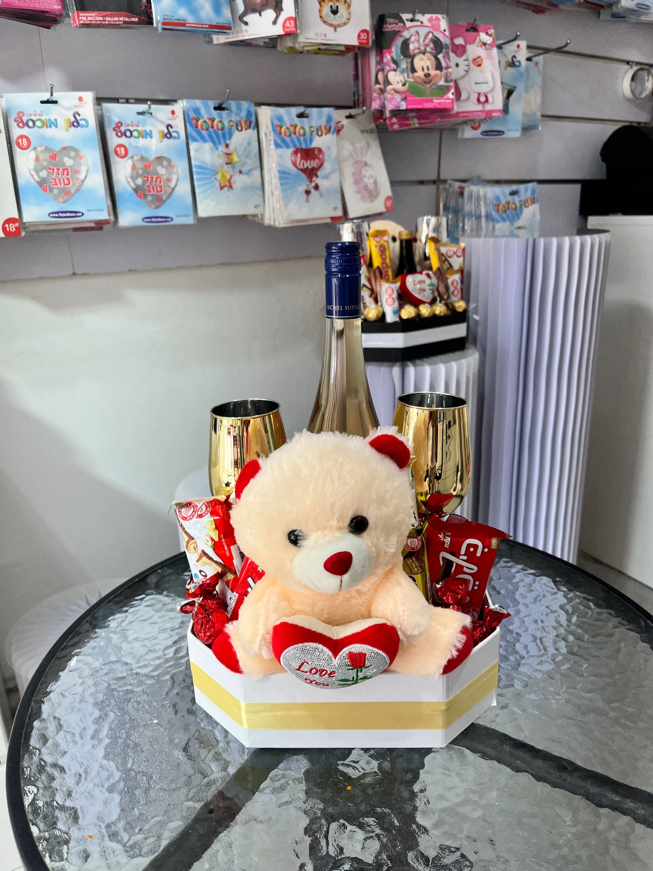 מארז דובי עם שמפנייה שוקולדים וכוסות עם הדפס אישי עליהן