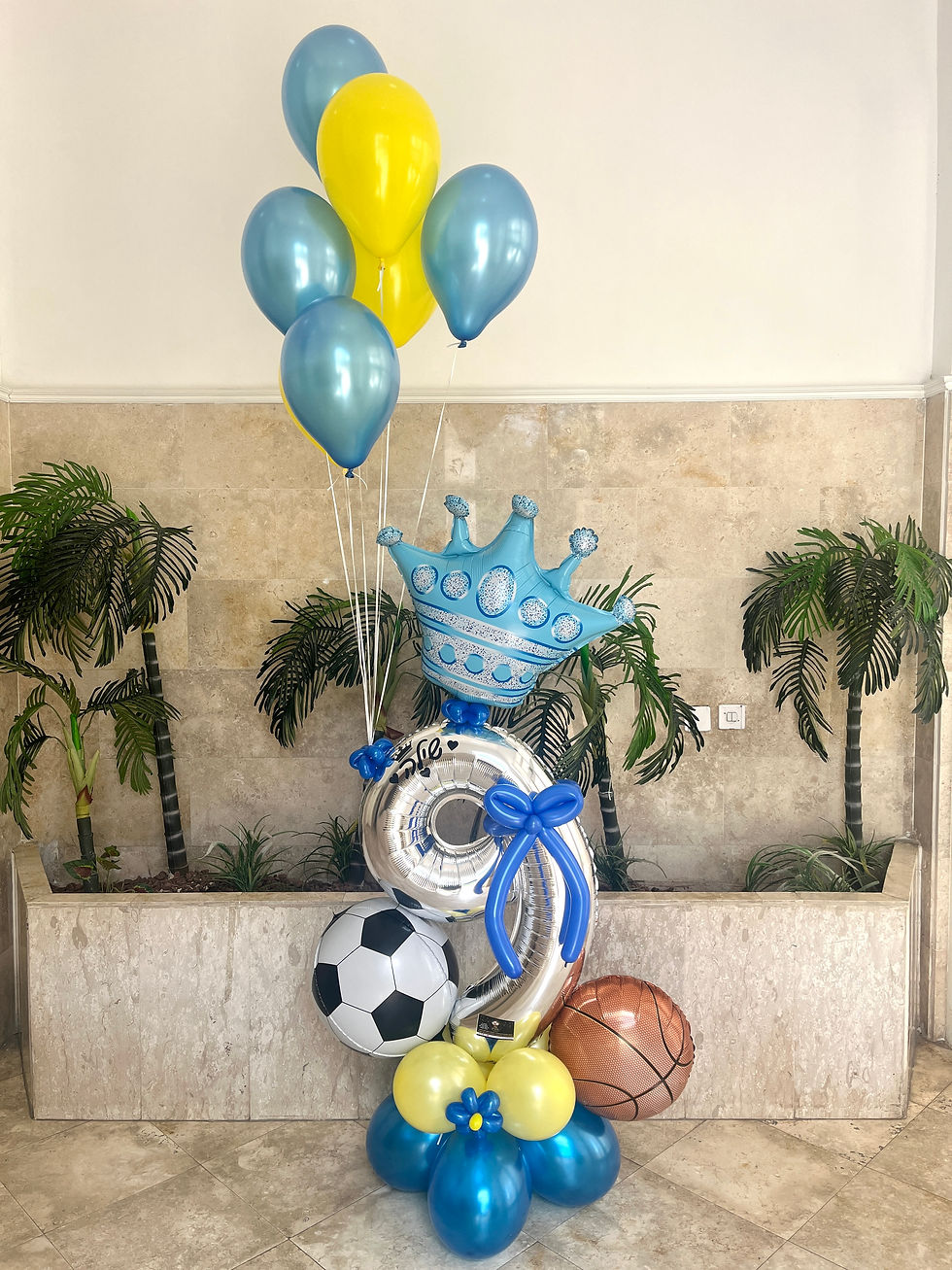 זר בלונים מעוצב עם בלון שקוף והדפס אישי עם בלון כדורגל עם בלון כדורסל בצבעים מיוחדים עם פרחים משלוחי בלונים באשדוד