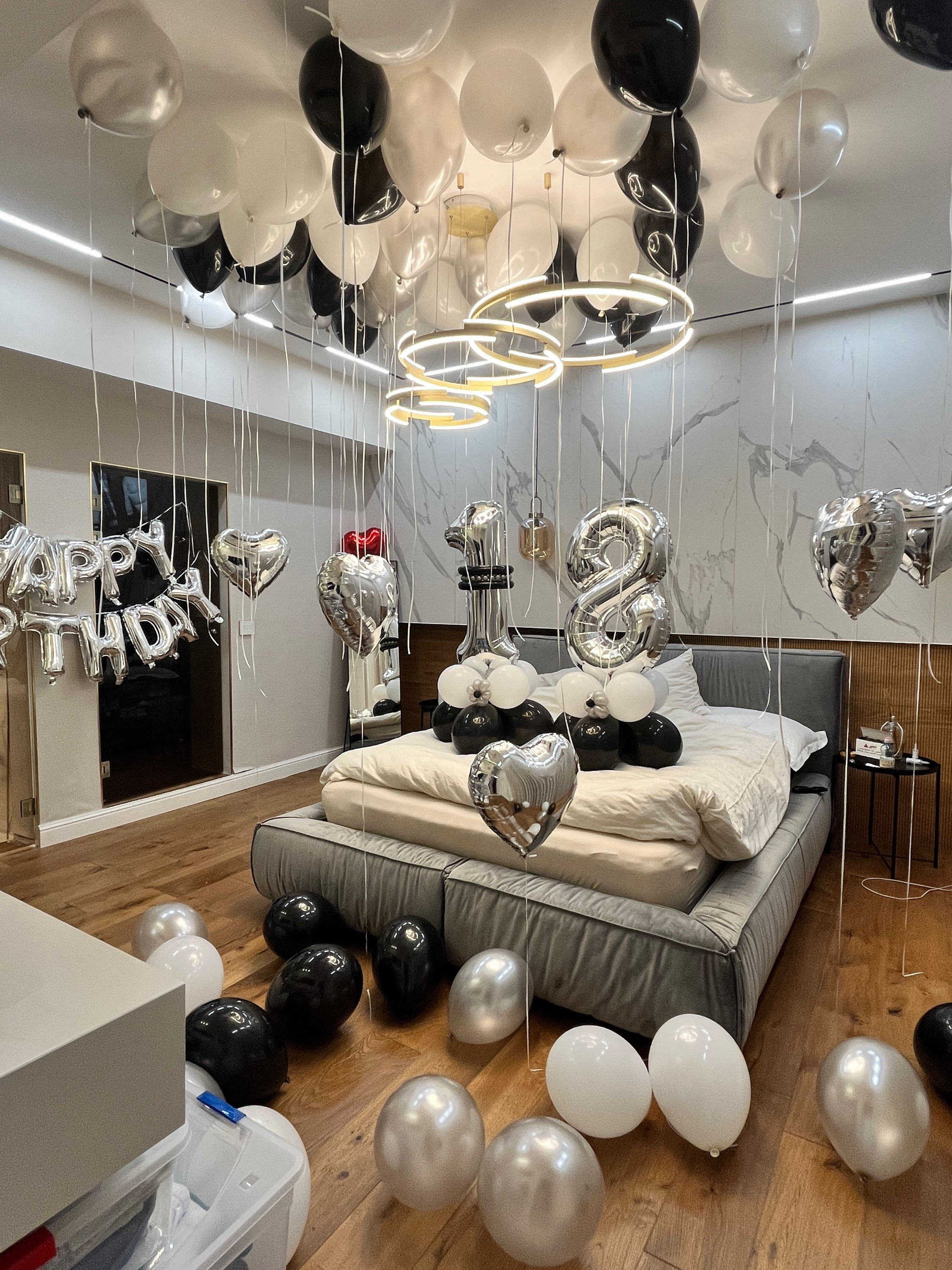 סידור בלונים בחדר 