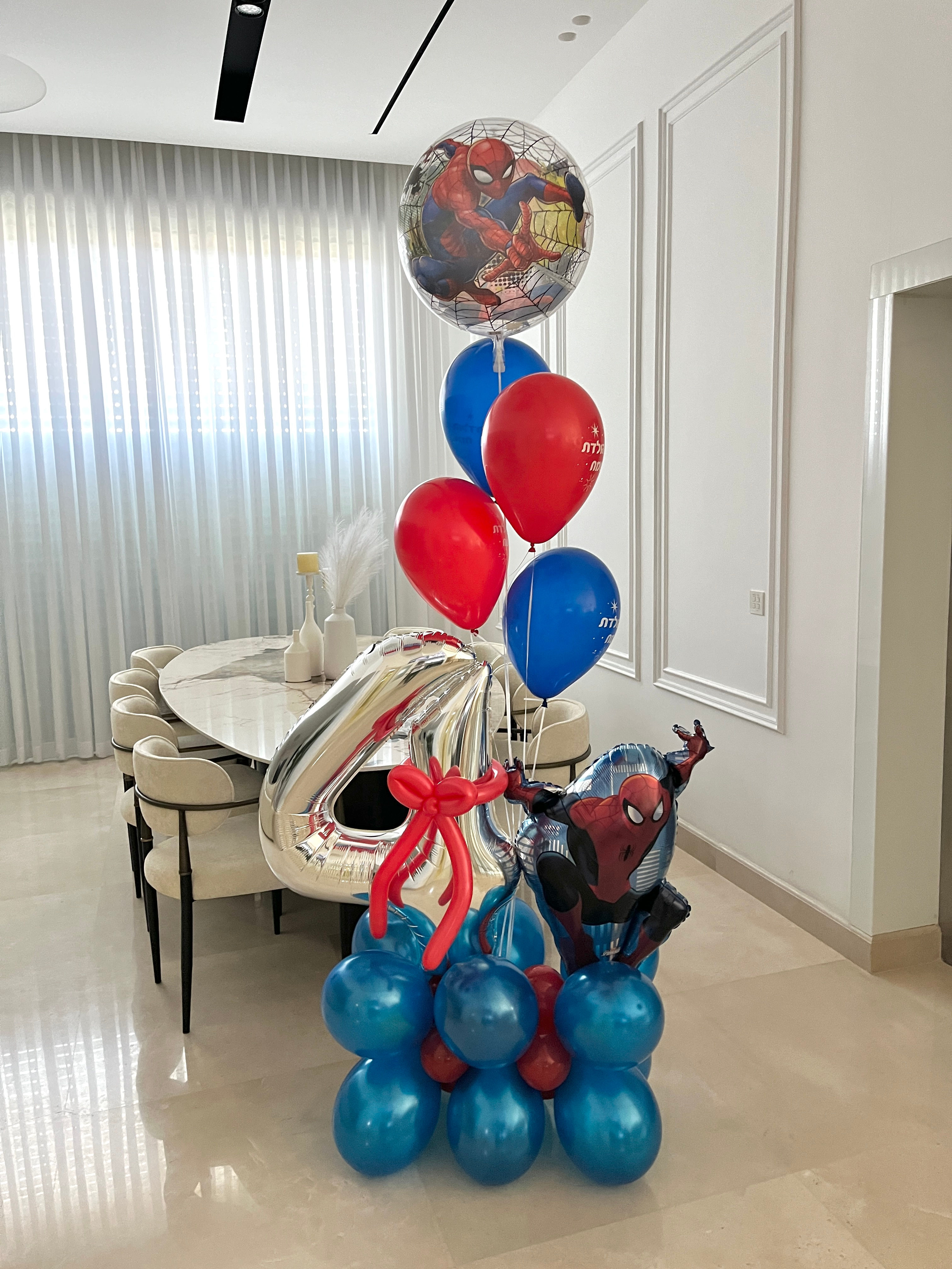 זר בלונים מעוצב עם בלון ספיידרמן  וגיל 4 מספר בצבעים מיוחדים עם פרחים משלוחי בלונים באשדוד