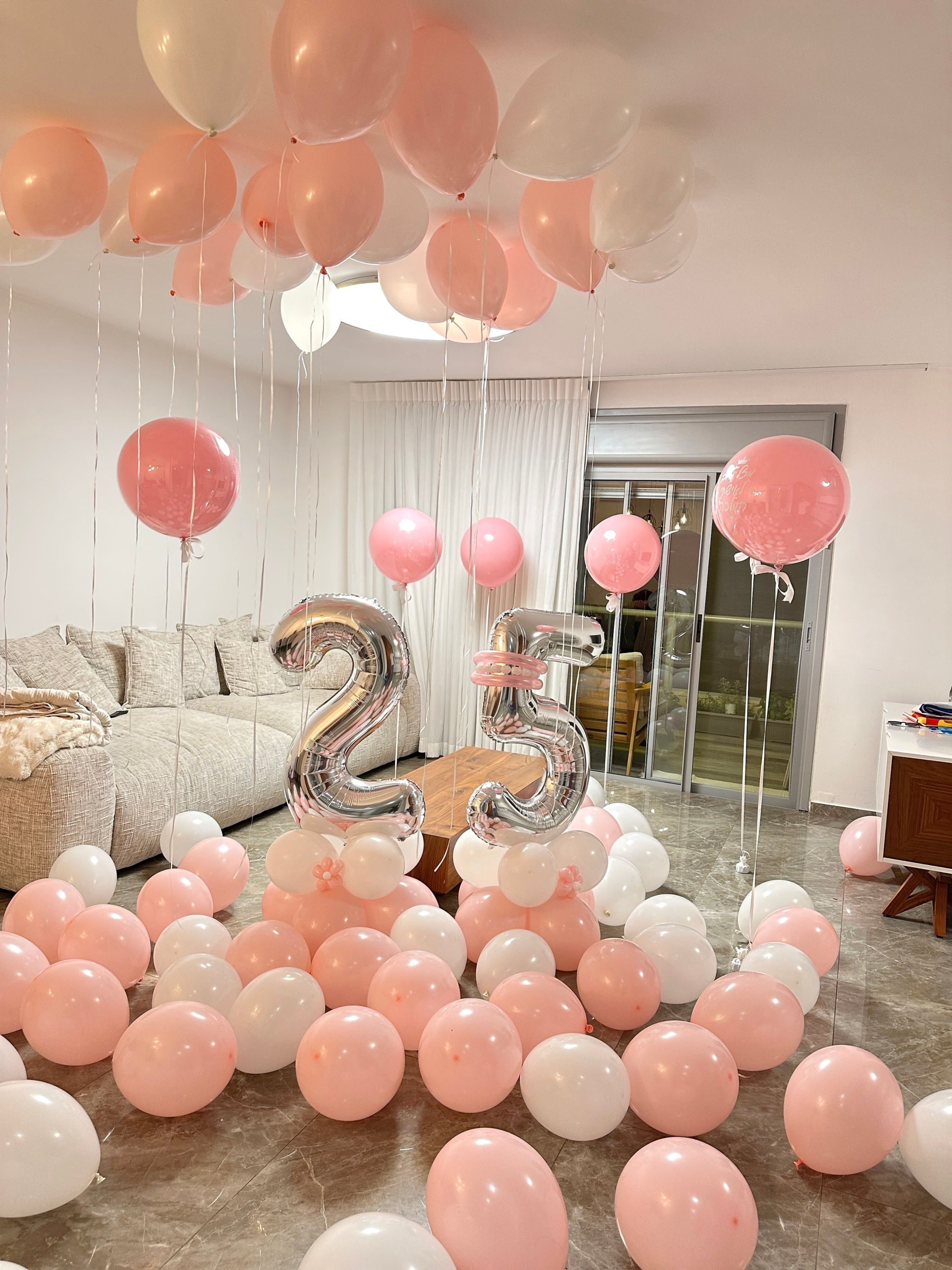 סידור בלונים בחדר או סלון