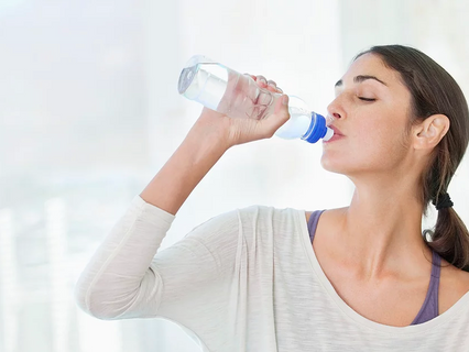 L'aumento di acqua riduce gli episodi di cistite nelle donne giovani e adulte