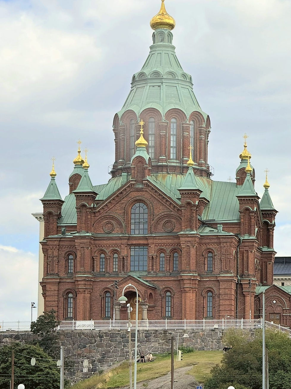 Red brick Uspenski Cathedral with golden domes | Travel with Tarry Laurensia