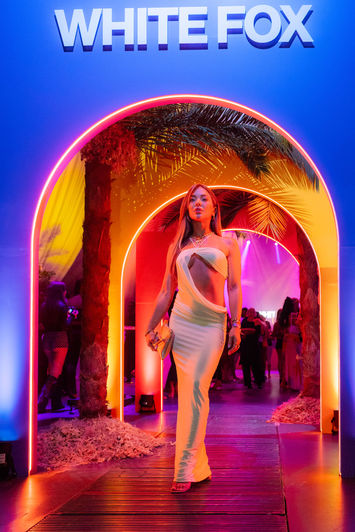 Event photography of White Fox Boutique x Heaps + Stacks heatwave-themed event at Roundhouse London – captured by Monica Martini