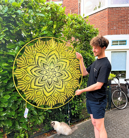 Gelede handgemaakte mandala wordt getoont door holistische kapper Valentijn Prins