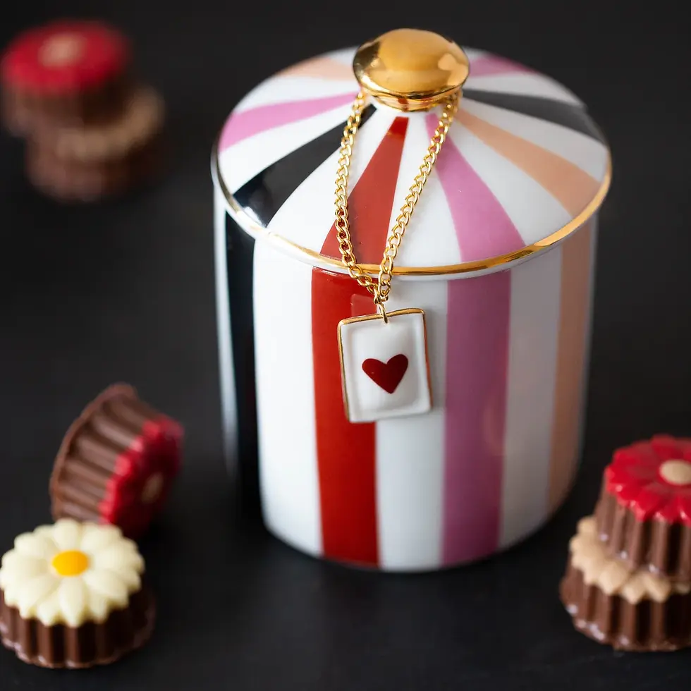 Miniatura: Pote de porcelana com medalha