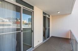 17-863 Wellington St West Perth-2306