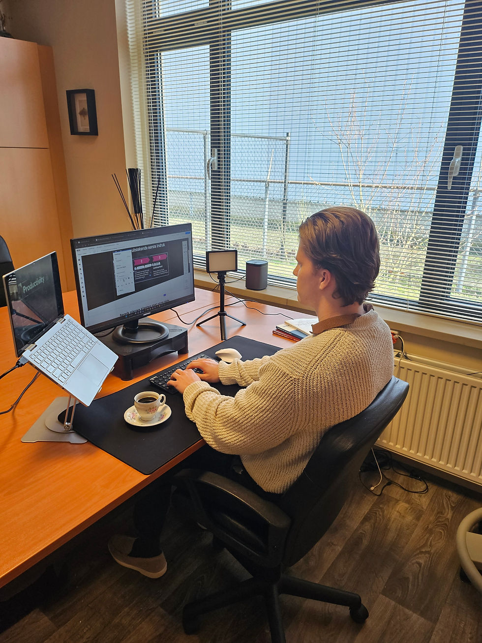 Sepp webdesigner aan het werk voor een klant