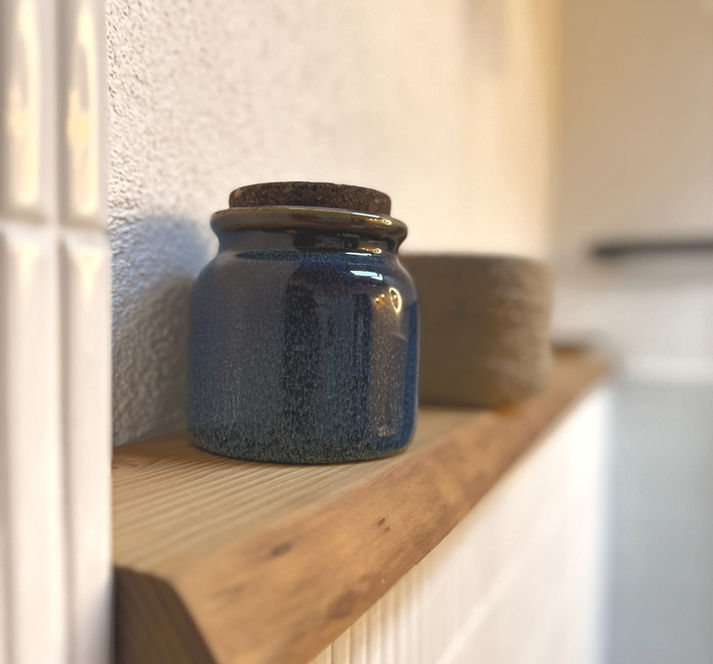 Casa Antro Rustico Tessin – Badezimmer - Ablagen aus Holz