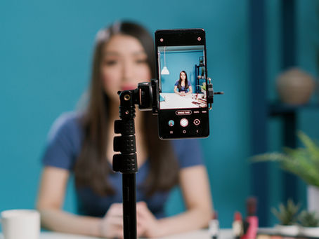 Osoba, nagrywająca rolkę, pionowe video na Instagram