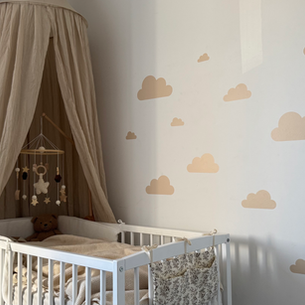 Lit bébé avec ciel de lit et stickers nuage
