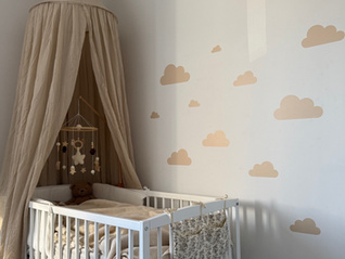 Lit bébé avec ciel de lit et stickers nuage
