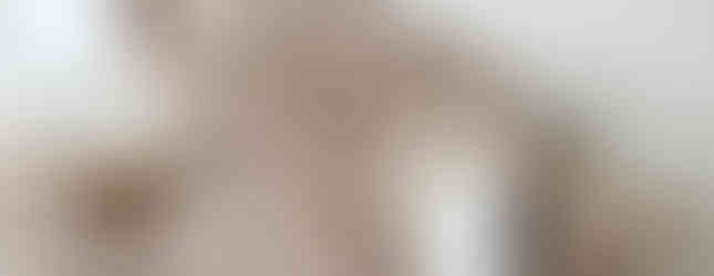 canapé convertible beige et table basse