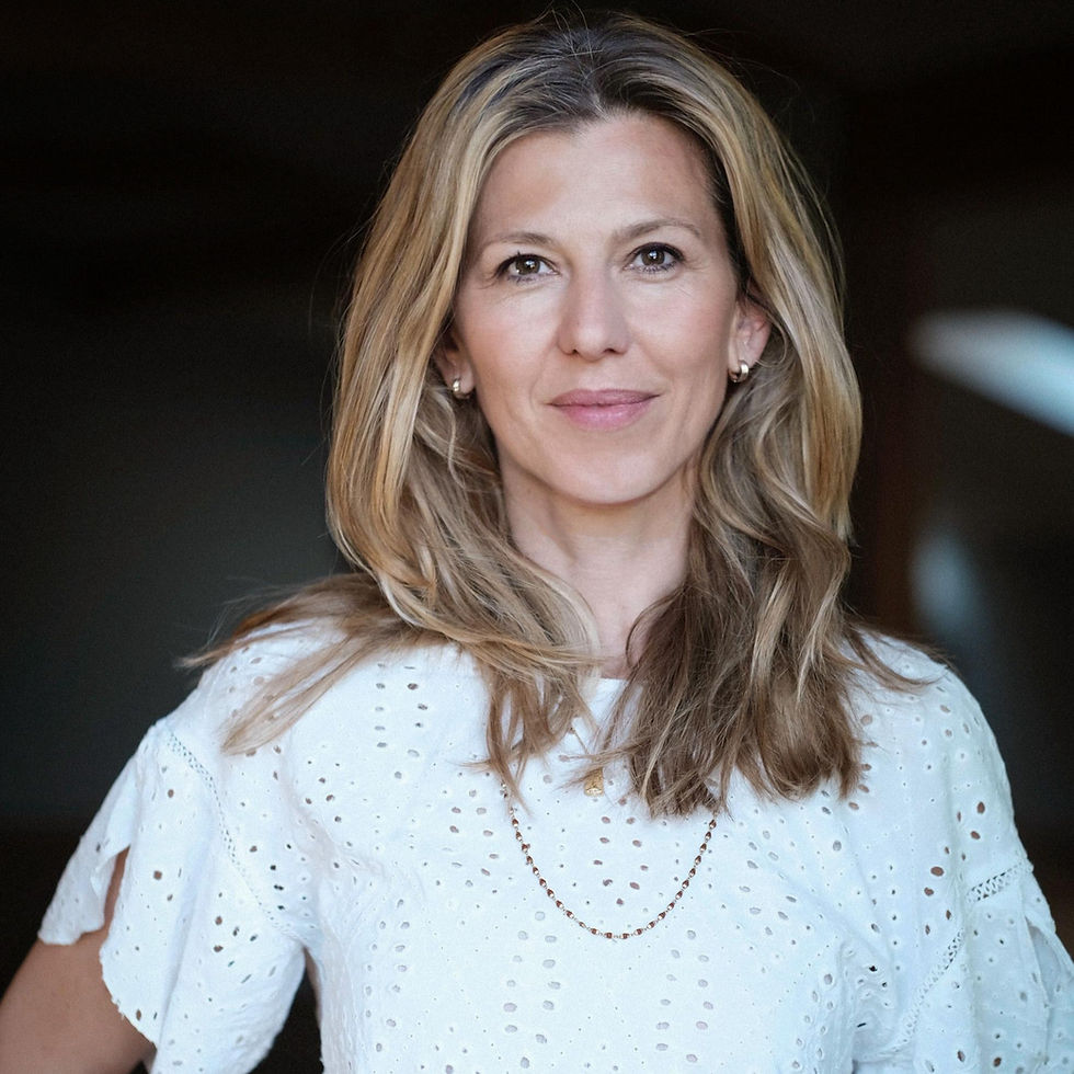 Gabriela Bozic, international bekannte Yogalehrerin, Sanskritliebhaberin und Brückenbauerin zwischen Praxis und moderner Spiritualität.