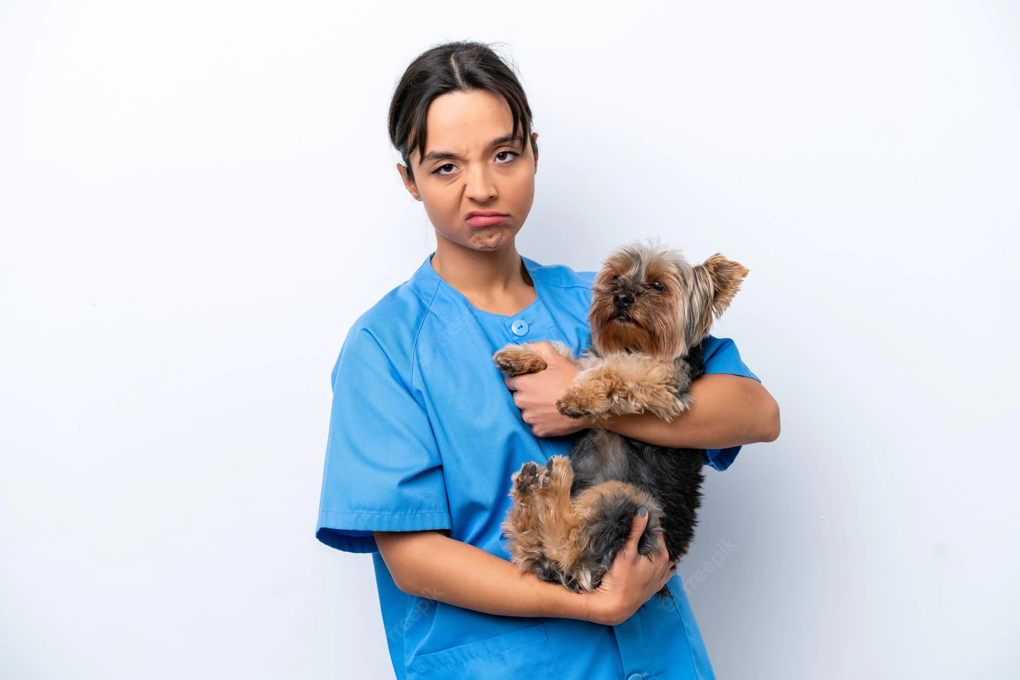 mujer-joven-veterinaria-perro-aislado-sobre-fondo-blanco-expresion-triste_1368-359176.webp