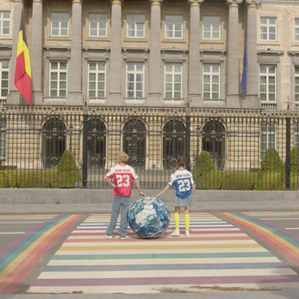 De West-Vlaamse kinderpopgroep BlitZ trekt binnenkort met een bijzondere wereldbol richting het parlement. Op de wereldbol verzamelen kinderen uit scholen, optredens en evenementen massaal hun handtekeningen als symbool voor verbondenheid, verdraagzaamheid en zorg voor de wereld.