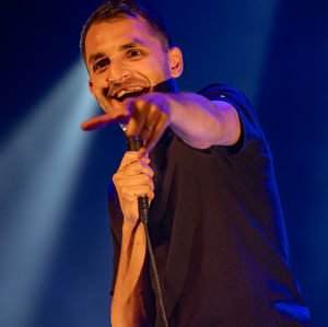 Mohsin Abbas komt met zijn theatershow naar Antwerpen. Op zaterdag 6 2026 speelt hij in de Stadsschouwburg zijn debuutshow Moh?!.