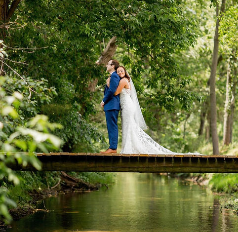 bride-groom-bridge-creek-blue-heron-barn