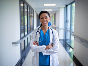 Médica sorrindo em uma clínica médica.