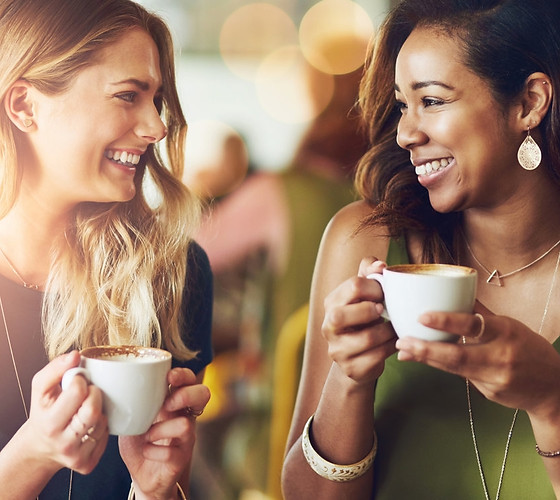 duas-mulheres-conversando-tomando-cafe.j
