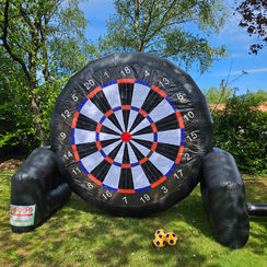 cible de foot gonflable sur pelouse
