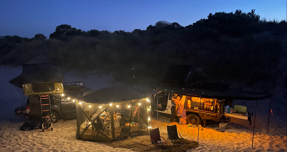 Camp by night. De Aurore Overland Offgrid Explorer heeft 240V aansluitingen voor de sfeer verlichting