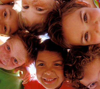 Feliz Huddle niños