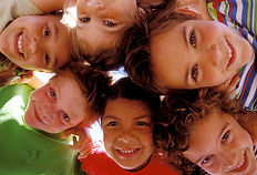 groupe d'enfants heureux après uneséance de sophrologie d' Olivier Gros