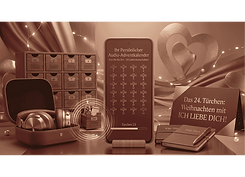 In der Mitte des Bildes ist ein Handy stehend zu sehen, auf dem 24 Mikrophone nebeneinander und in Reihen untereinander abgebildet sind. Rechts vom Bild sieht man einen Adventskalender und ein Kopfhörer. Links steht ein Schild, was einen am 24. Türchen erwartet: ich liebe dich!