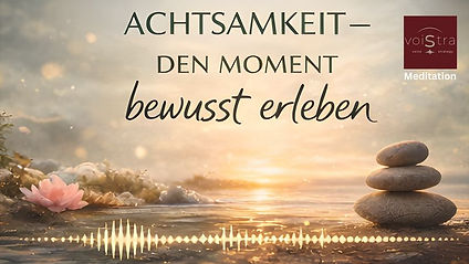 Meditationsbild zum Thema Achtsamkeit - den Moment bewusst erleben. Zu sehen ist ein Seitenstrang deines Sees, links und rechts befinden sich Seerosen und ein Feng-Shui-Stein. Morgenstimmung.