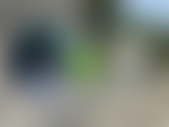 Comparação entre fossa séptica (à esquerda) e estação de tratamento de efluentes compacta – ETE compacta (à direita), destacando diferentes soluções para o tratamento de efluentes.