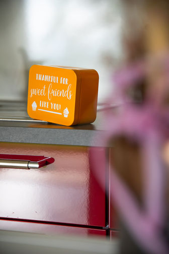 Orangefarbene Dekodose auf der Küchenzeile der Ferienwohnung Familiennest im Haus Seeblick