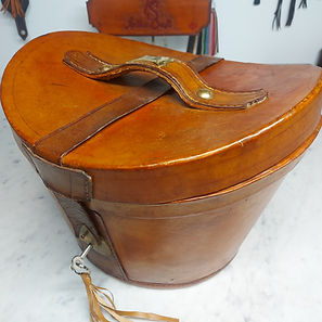 Hatbox repair and restore. Replace the inner lining.