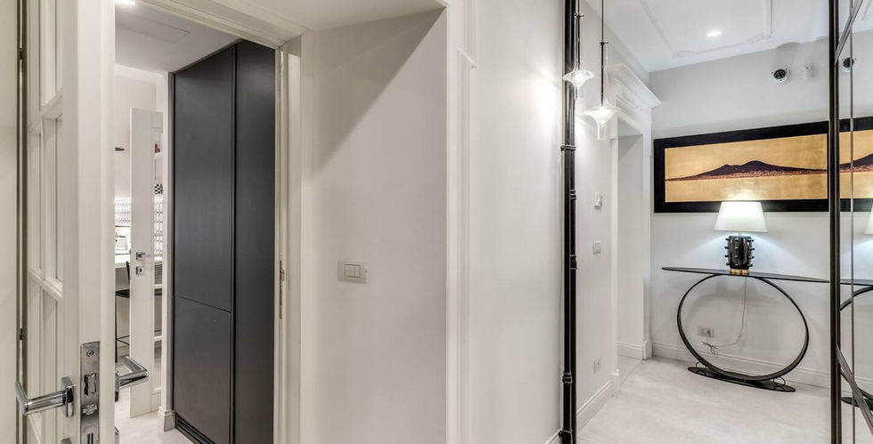 Ingresso spazioso arredato di classe