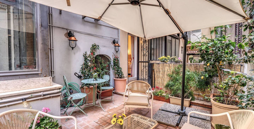 Vista terrazza arredata e completamente attrezza