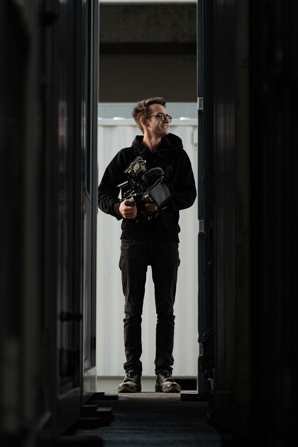 Person in dunkler Kleidung bei einem Videodreh von K876